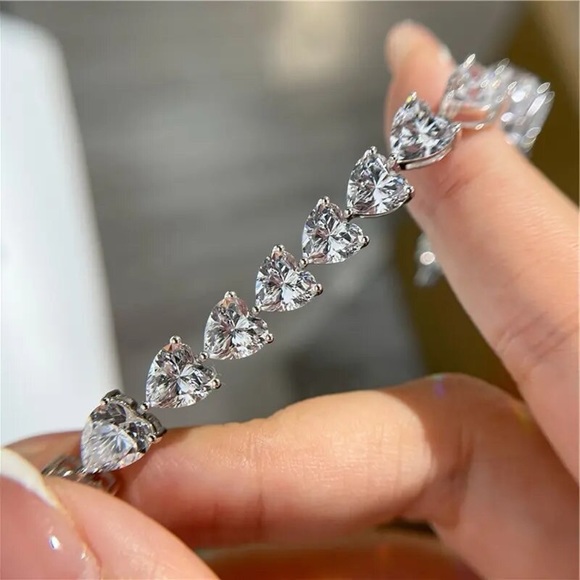 18k 30ct Heart Tennis Bracelet - Picture 10 of 17